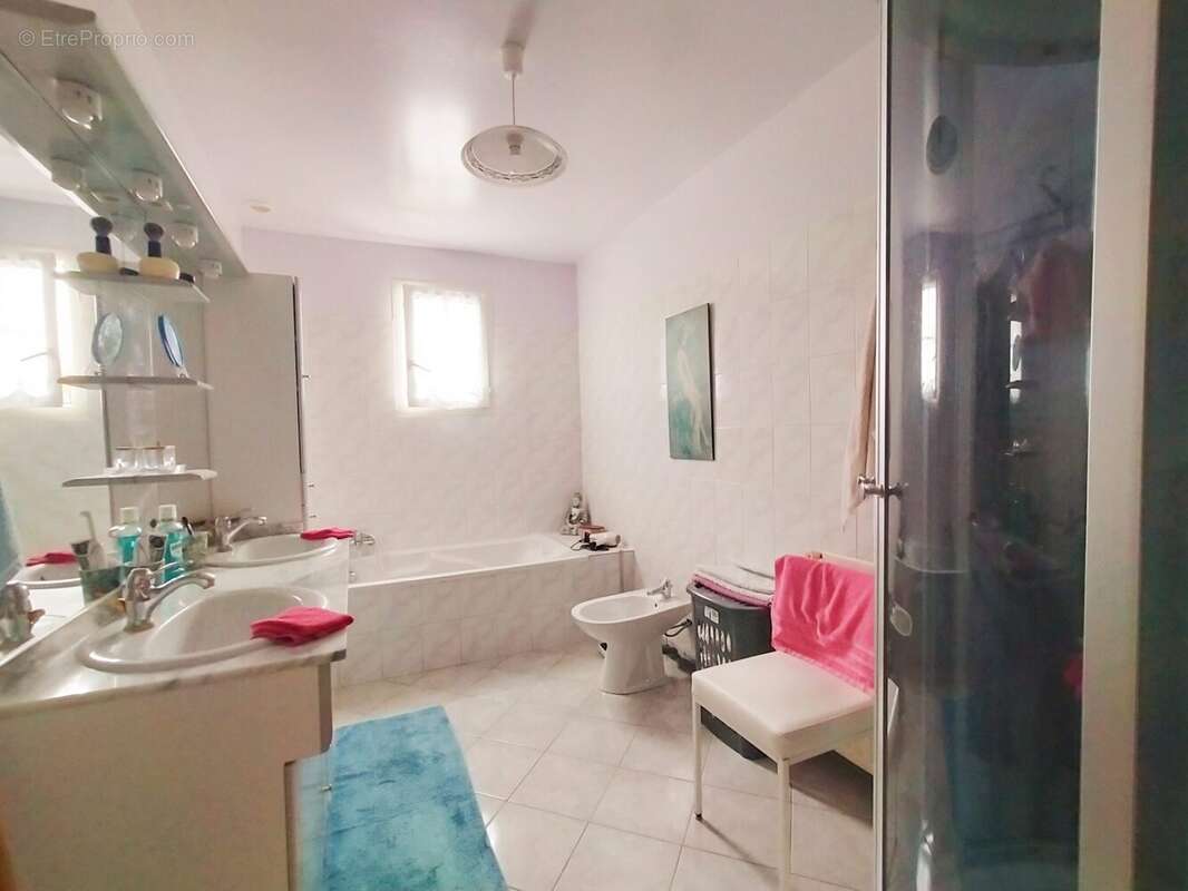 salle de bains maison plain-pied Villaines la Juhel - Maison à VILLAINES-LA-JUHEL