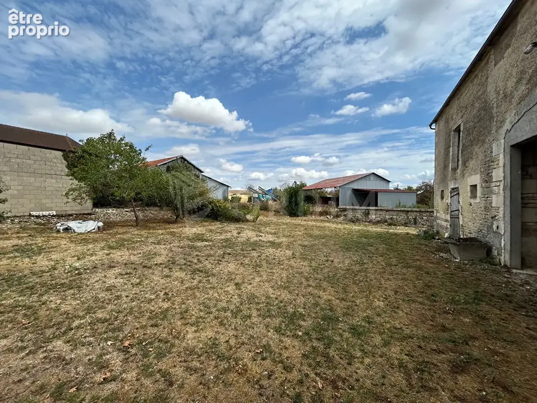 Maison de campagne, fort potentiel, vastes dépendances - photo 7