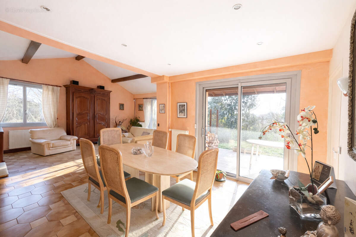 Maison à SAINT-GENIS-LES-OLLIERES