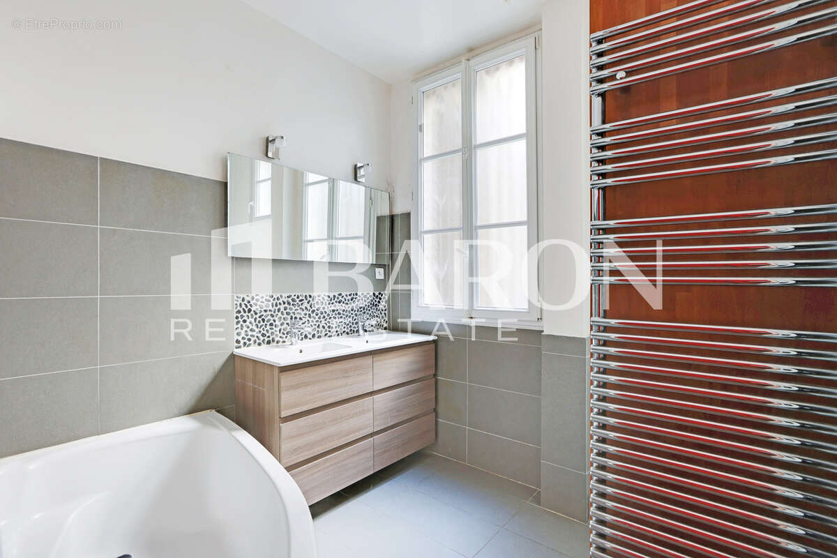 Appartement à PARIS-17E