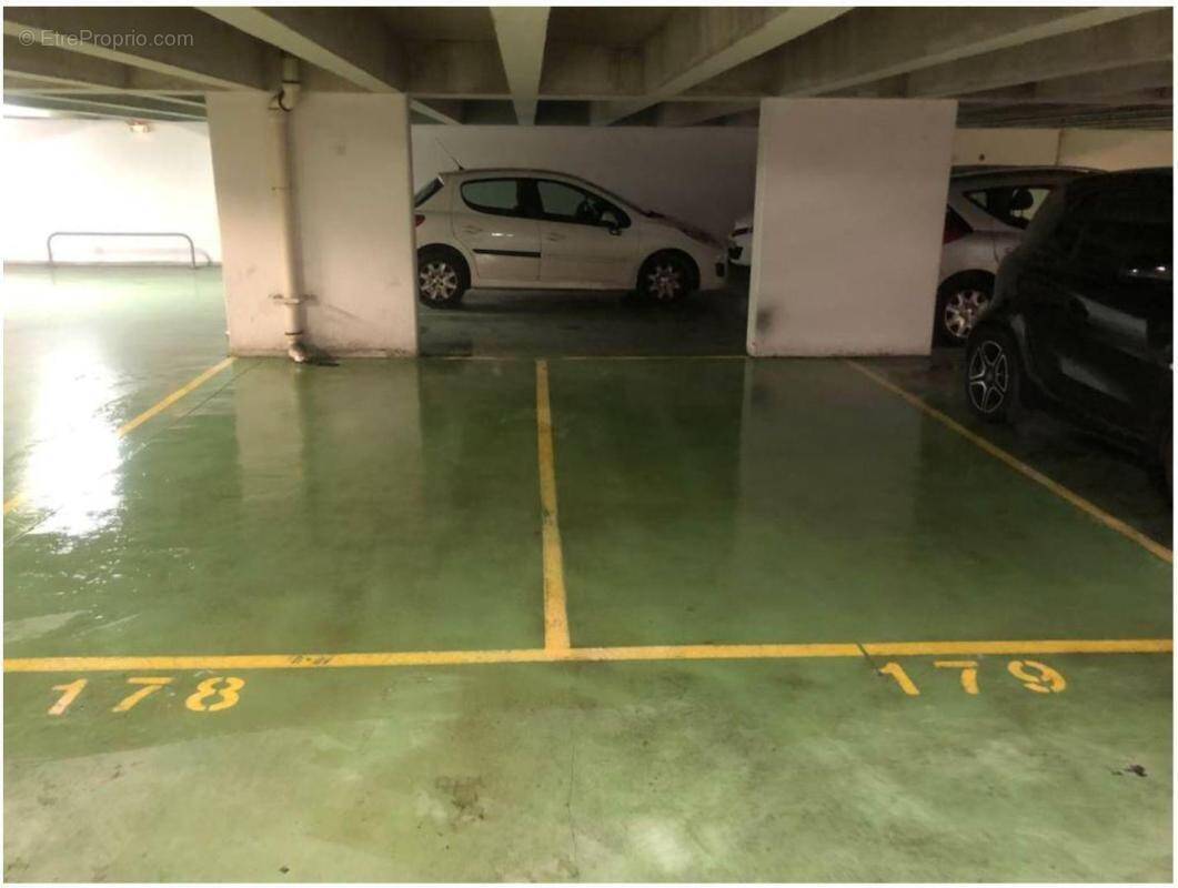 Parking à PARIS-11E