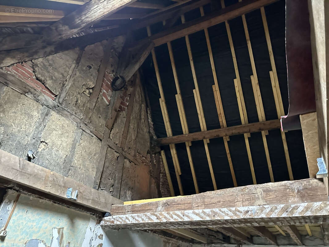 Immeuble de 180m2 à rénover. Toiture et plancher neufs. - photo 4