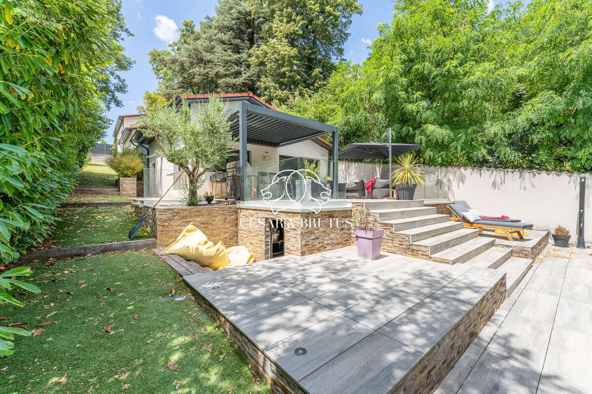 Maison 300 m² à Neyron  - photo 2