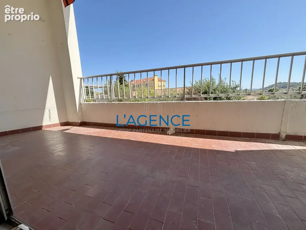 Appartement T4 de 104 m2 au centre ville de Hyères avec ascenseur cave et parking privatif - photo 3