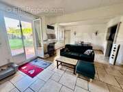 Salon - Maison à SAINT-SYMPHORIEN-LE-CHATEAU