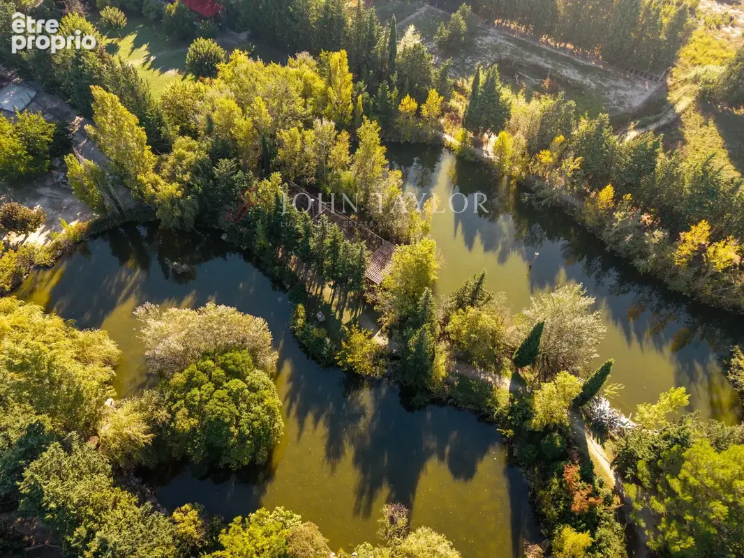 Entre Alpilles et Luberon — domaine arboré de près de six hectares - photo 1