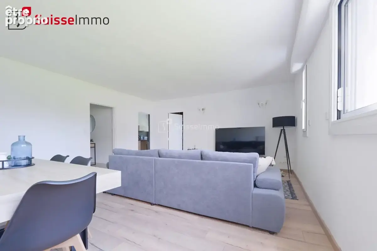 Au coeur d'un parc de 5 hectares, appartement 4 pièces en RDC - photo 4