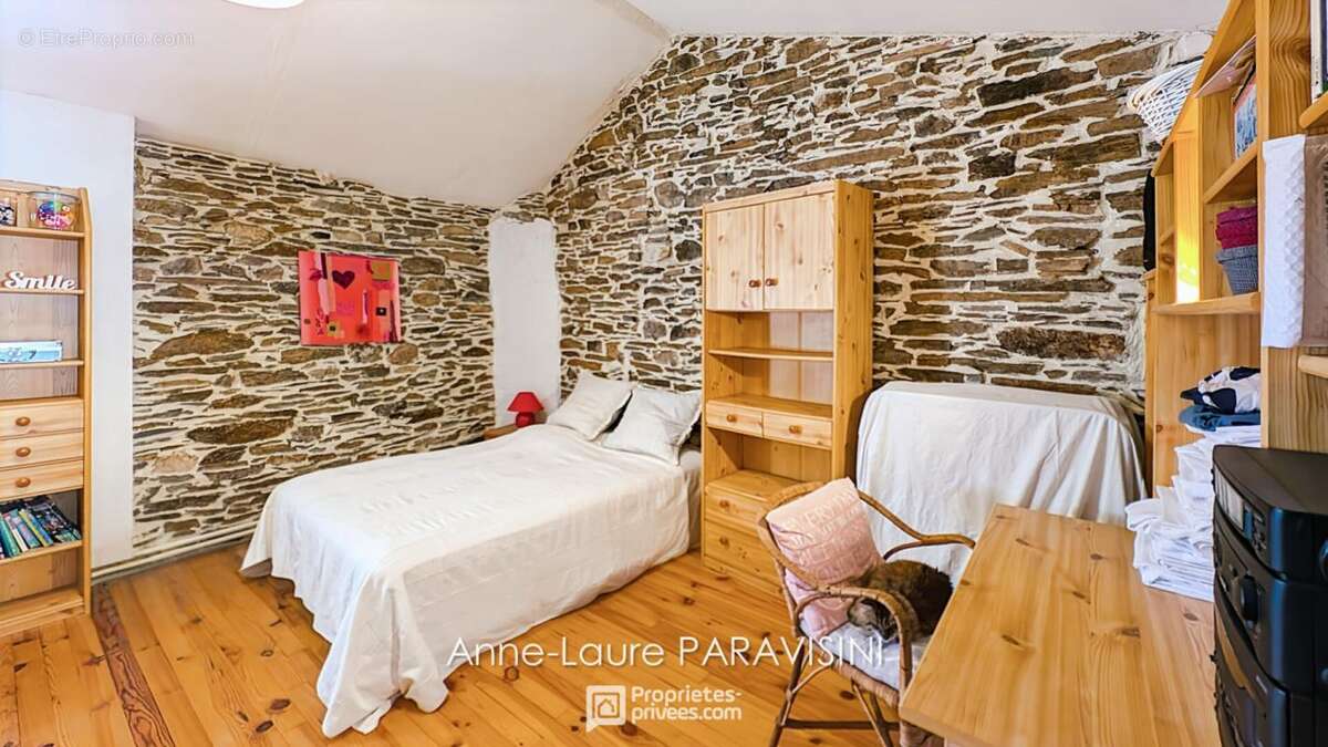 Maison, gîte indépendant et écuries sur 12 000 m² avec vue panoramique - photo 9