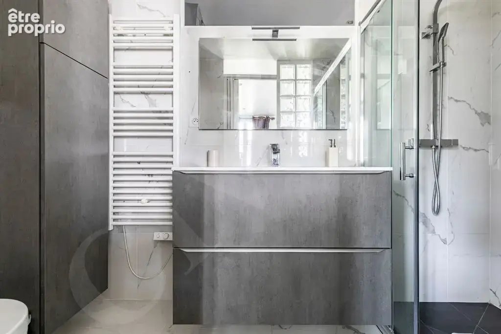 Dans un bel immeuble ancien, magnifique cinq-pièces entièrement rénové et climatisé, situé secteur - photo 9