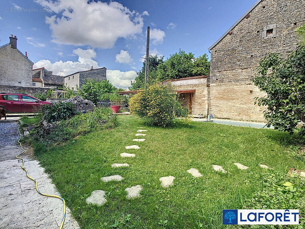 Maison à IS-SUR-TILLE