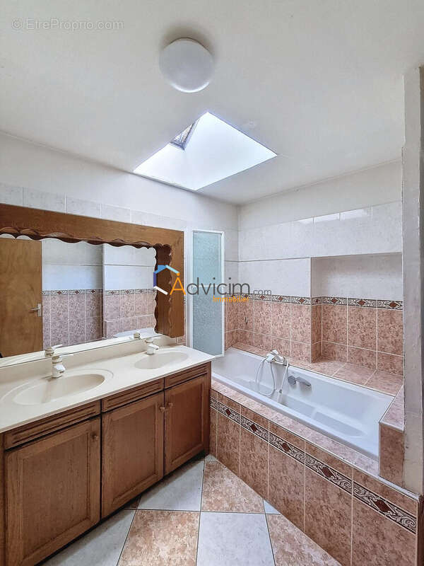 salle de bain - Maison à BRIENON-SUR-ARMANCON