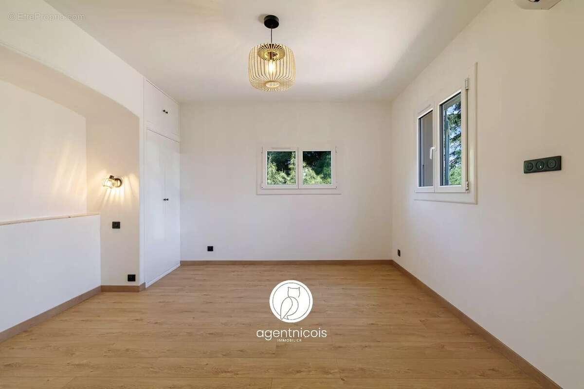 Appartement à SAINT-LAURENT-DU-VAR