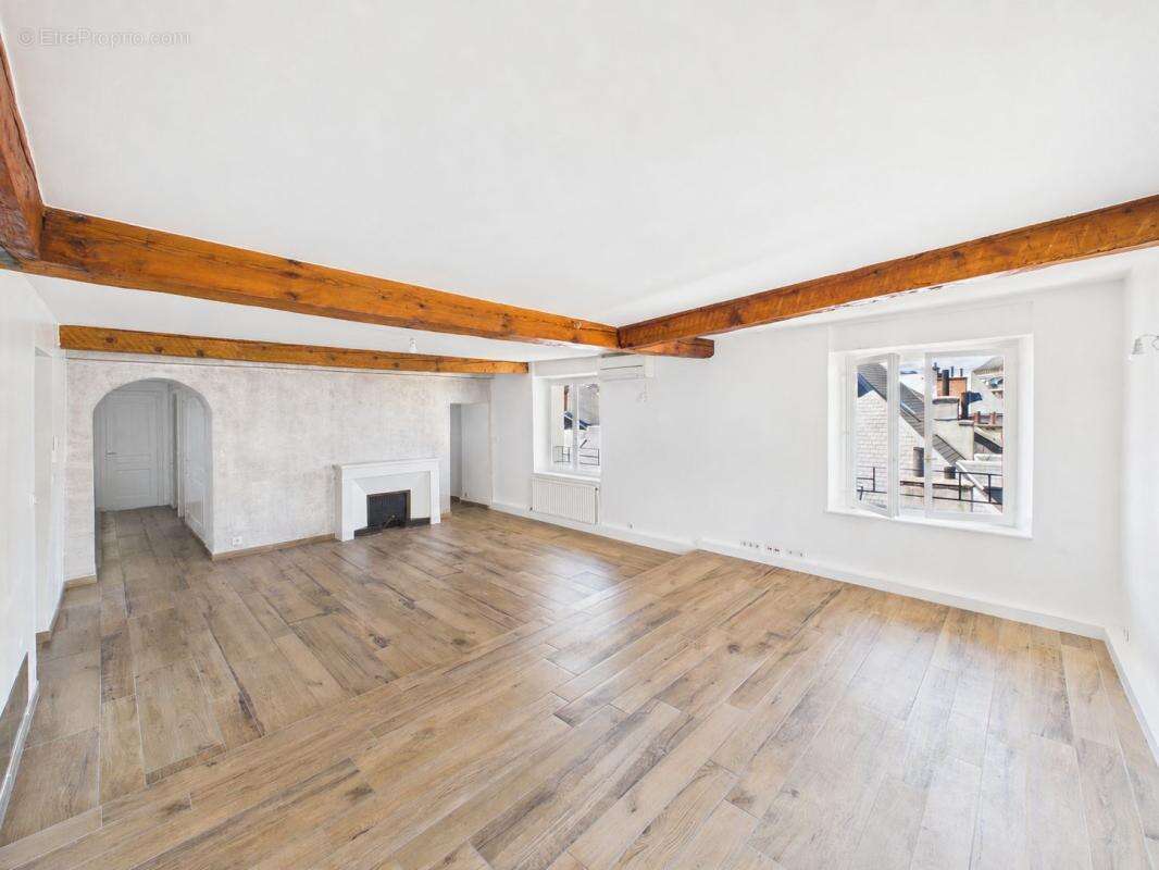 CHAMBÉRY HISTORIQUE - T4 de109.22m² en dernier étage avec cave et greniers - photo 3