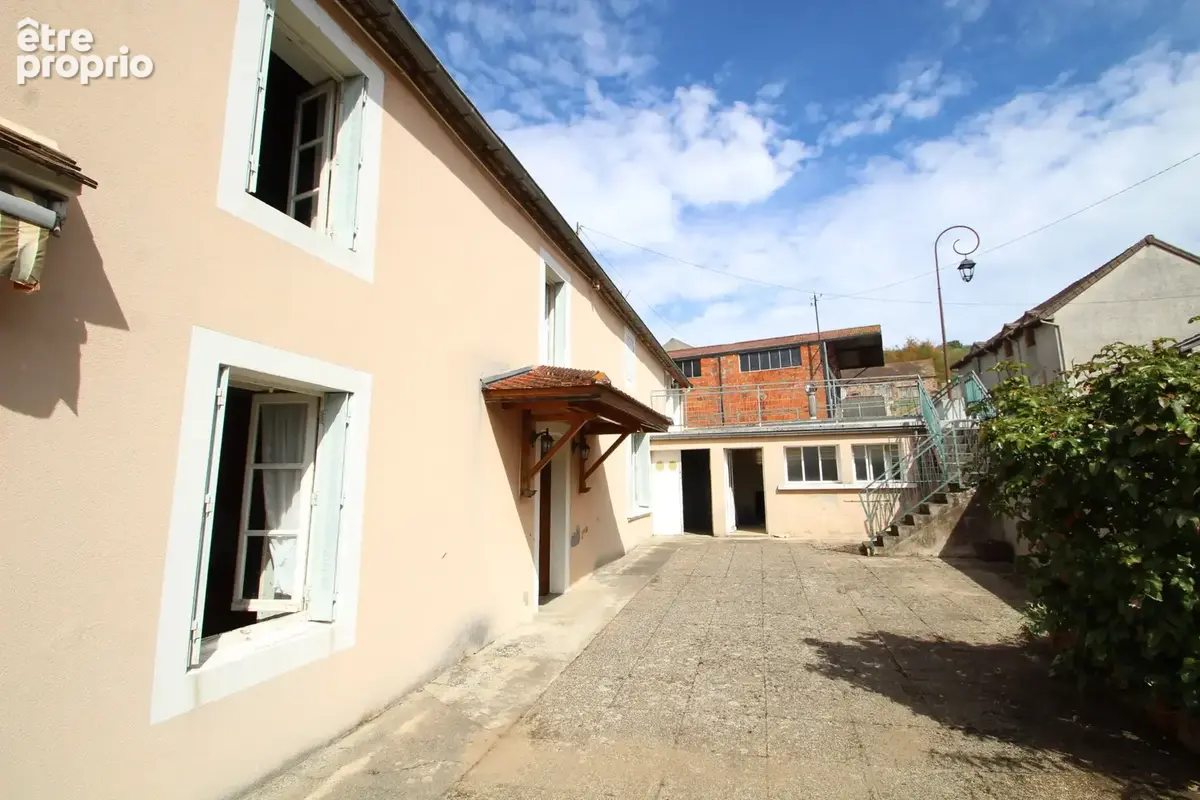 Maison de village avec Appartement, Garage et terrain. - photo 17