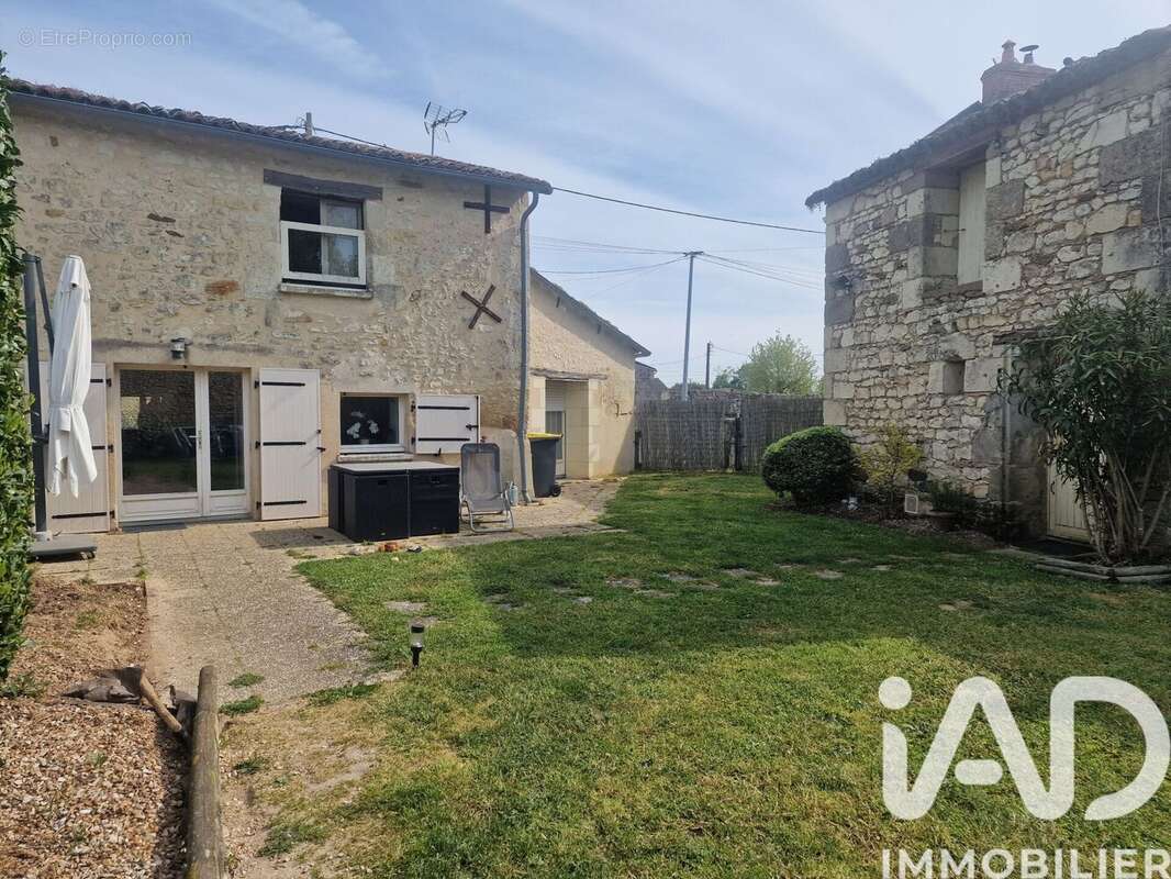 Maison 253 m² à Saint-Macaire-Du-Bois  - photo 2