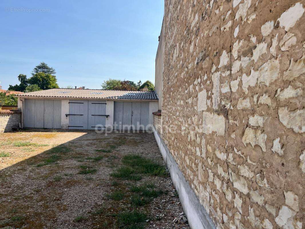 Maison de charme - 4 chambres - Beaux volumes - Garage 55m² - Mansle (16) - photo 12