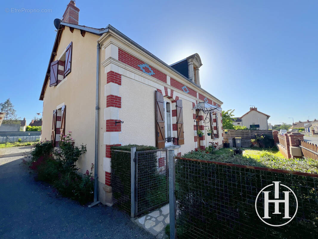 Maison à VALLON-EN-SULLY