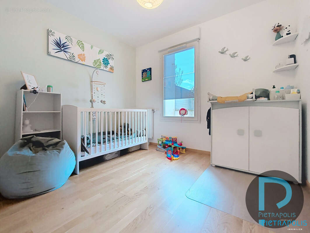CHAMBRE 1 avec placard - Appartement à CHARNAY-LES-MACON