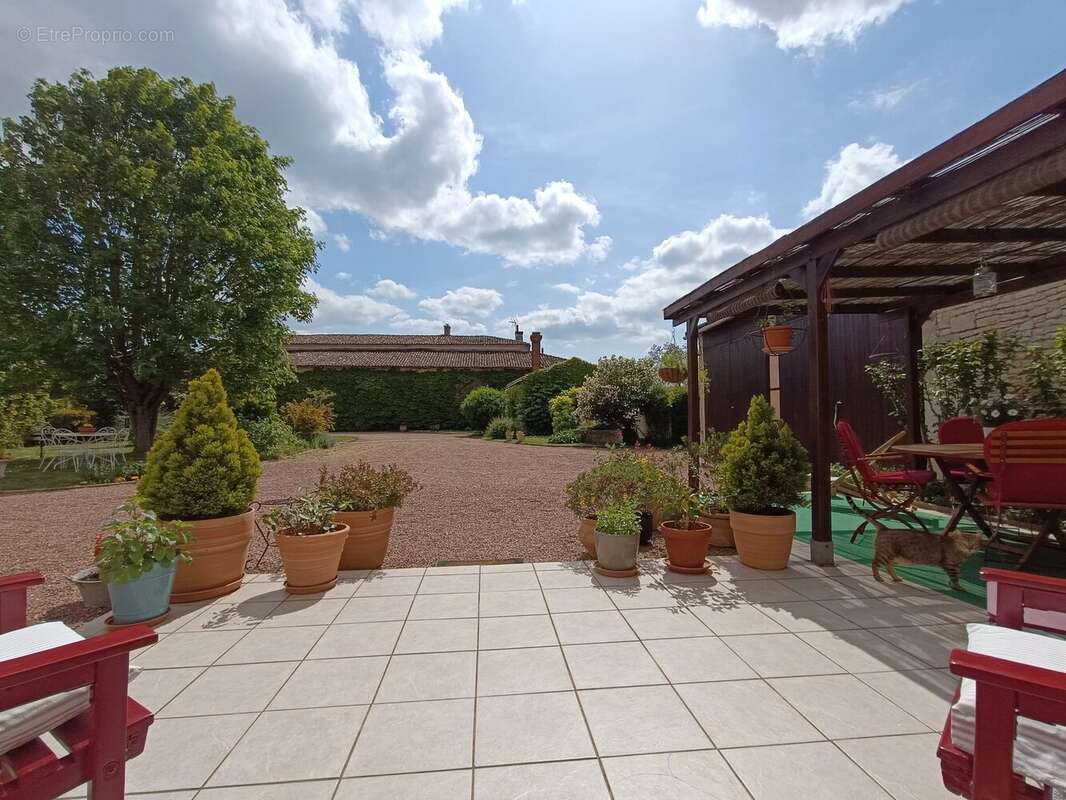 Maison à BLANZAC-LES-MATHA