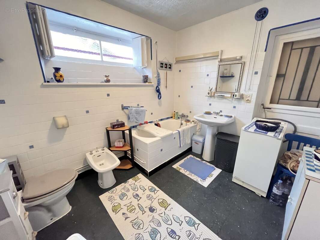 Salle de bains - Maison à CHAMPAGNAC