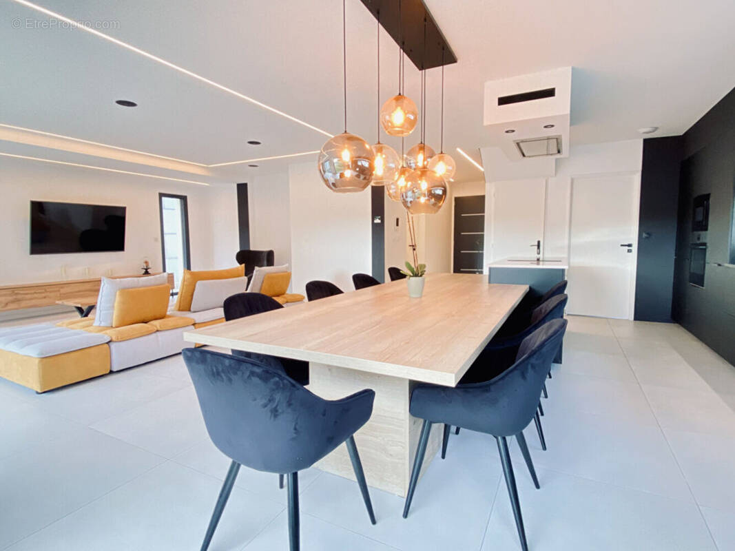 Maison à LALLEYRIAT