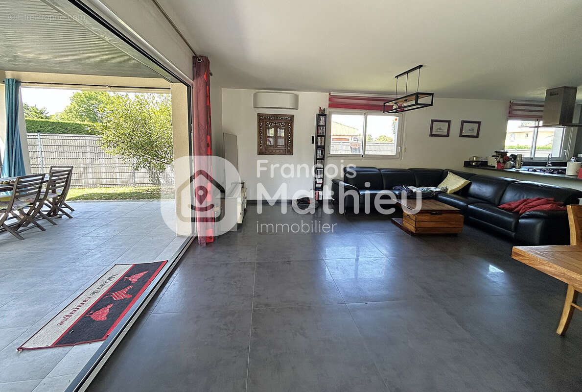 Relevant - Maison T5 avec piscine, garage, dépendance et terrain d'environ 1031m2. - photo 9