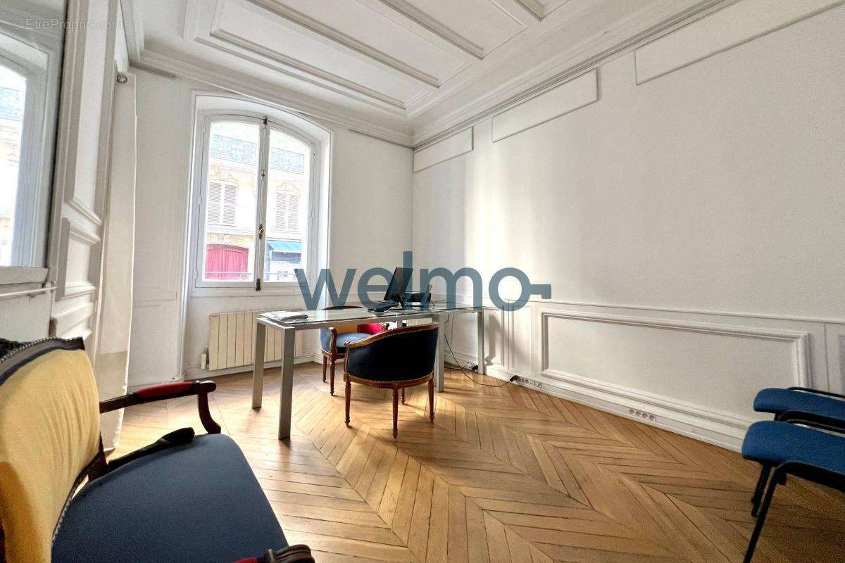 Commerce à PARIS-8E