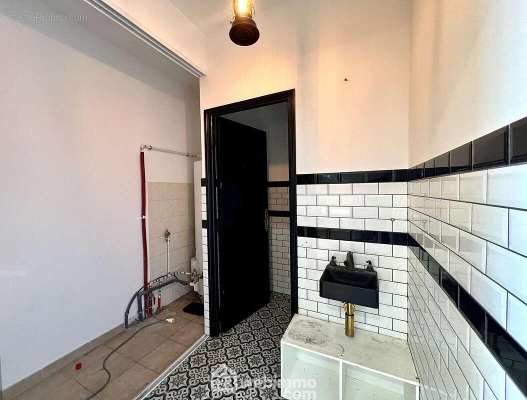 Des sanitaires ont été installés - Commerce à BIGUGLIA