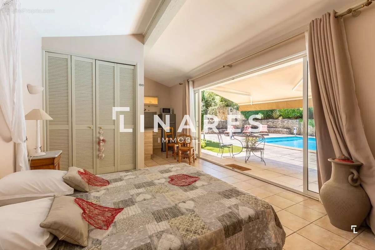 LE DOMAINE PROVENÇAL - Villa T6 de 287m² dont deux dépendances de 26m² - Piscine - Terrain de 6900m²  - 13011 EOURES - photo 24
