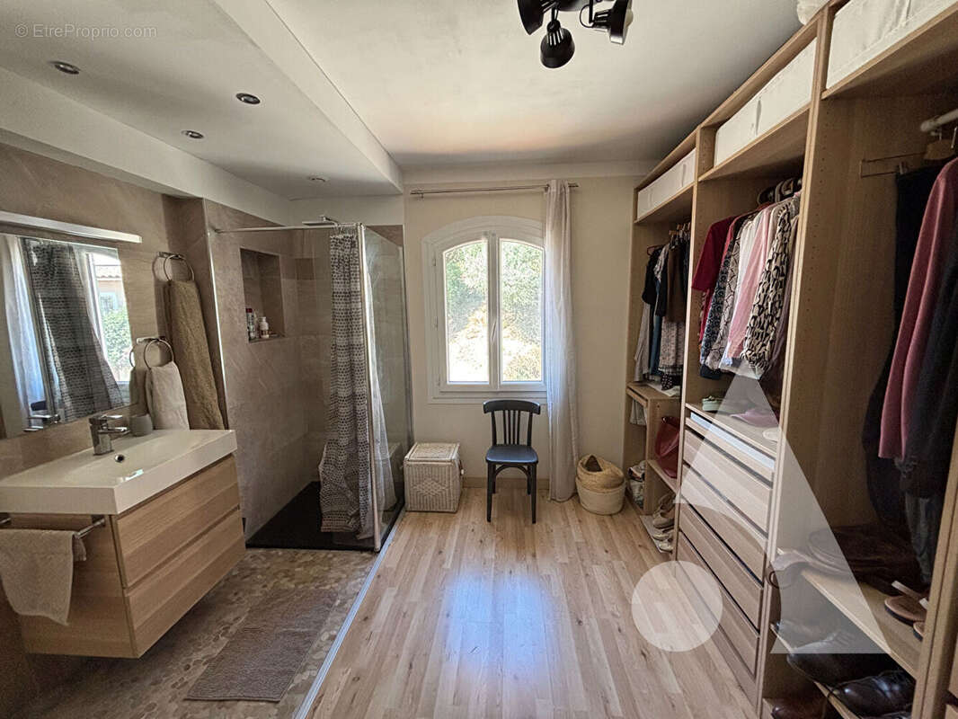 Maison à LE REVEST-LES-EAUX