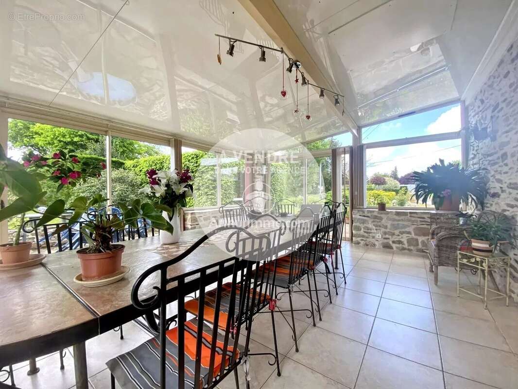 Proche centre, belle longere de 160 m² avec dependances - photo 3