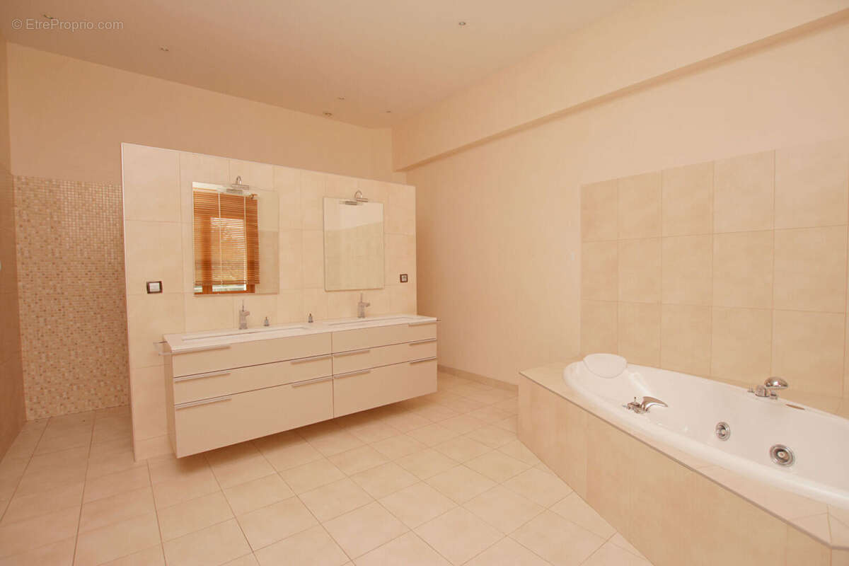 Maison à SAINT-PIERRE-DE-CHANDIEU