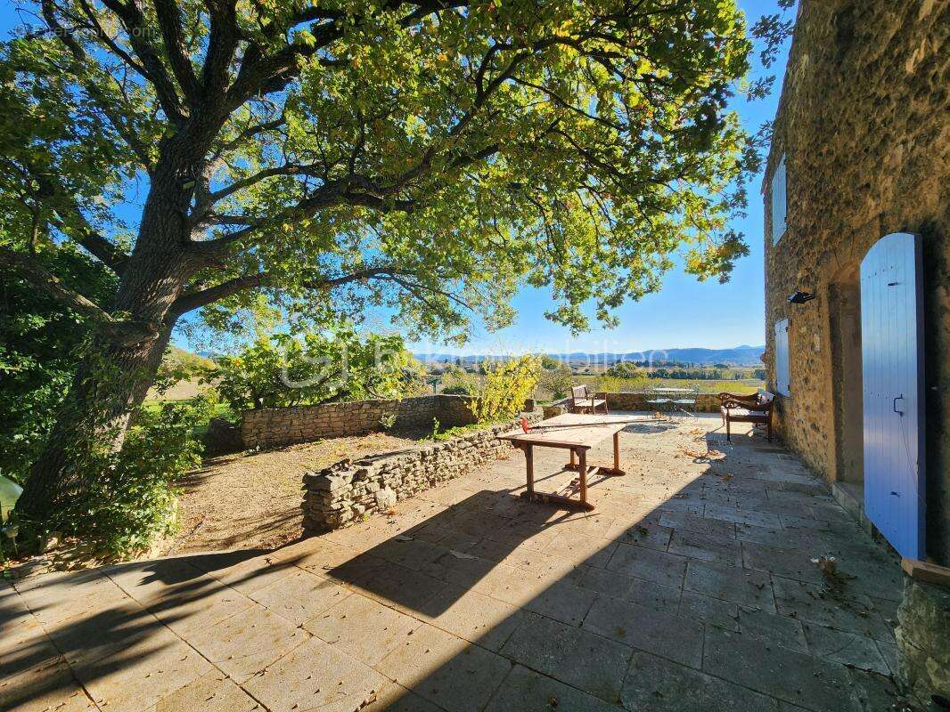 Bâtisse en pierres du 16ème siècle avec vue imprenable sur la Sainte-Victoire, proche de Lourmarin - photo 12
