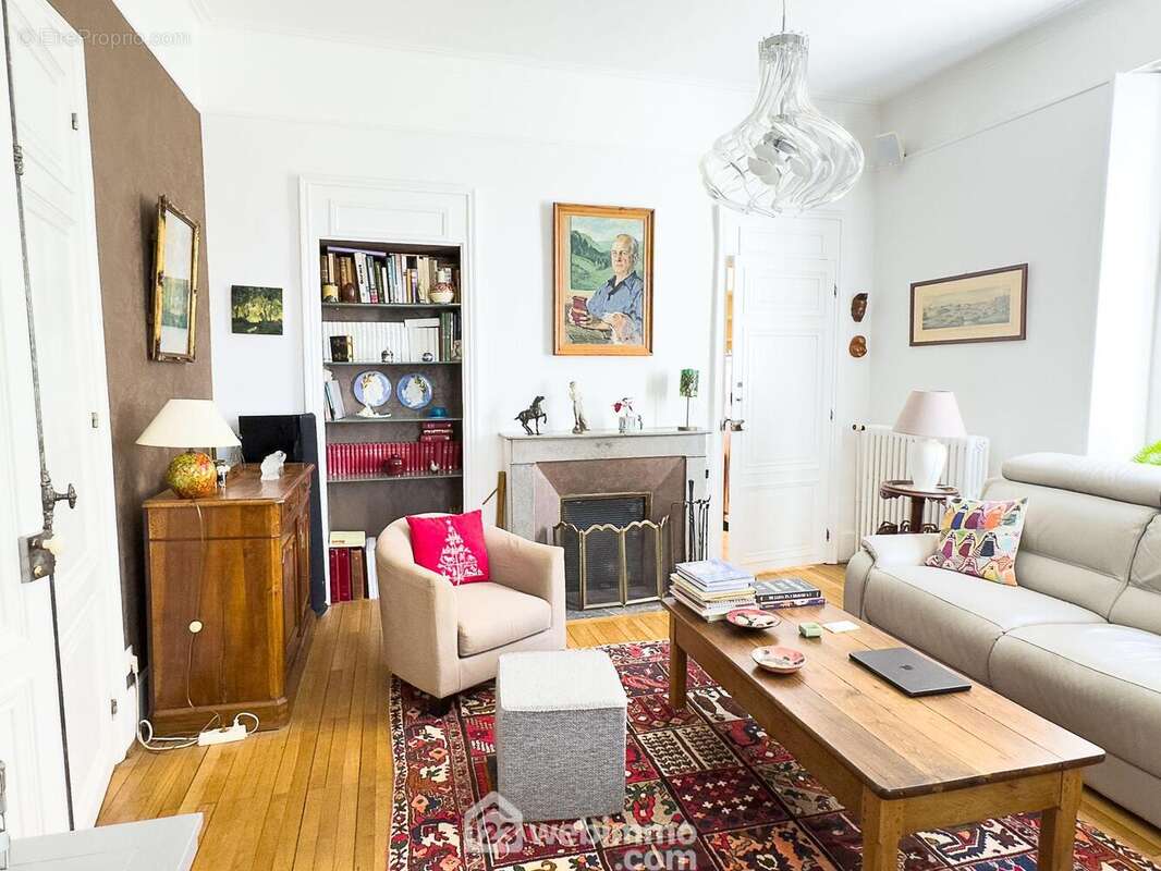 ...le salon de 21.56m² avec une cheminée d'époque en fonctionnement. - Maison à CHOLET