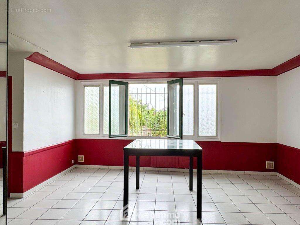 ... à usage professionnel, maison d&#039;habitation ou projet locatif. - Commerce à LA ROMAGNE