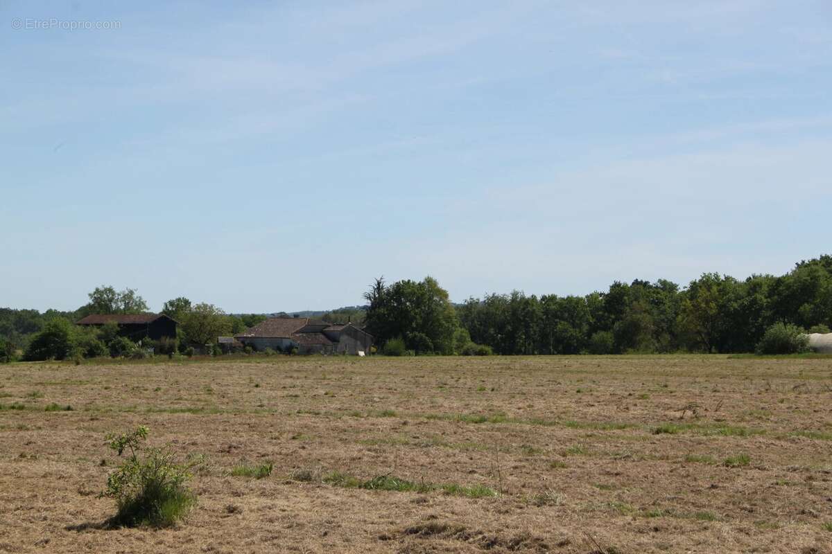 Domaine de 5 à 25 hectares avec lac privé, grange du XVIIe siècle, gîtes et fort potentiel d'exploitation touristique, événement - photo 17
