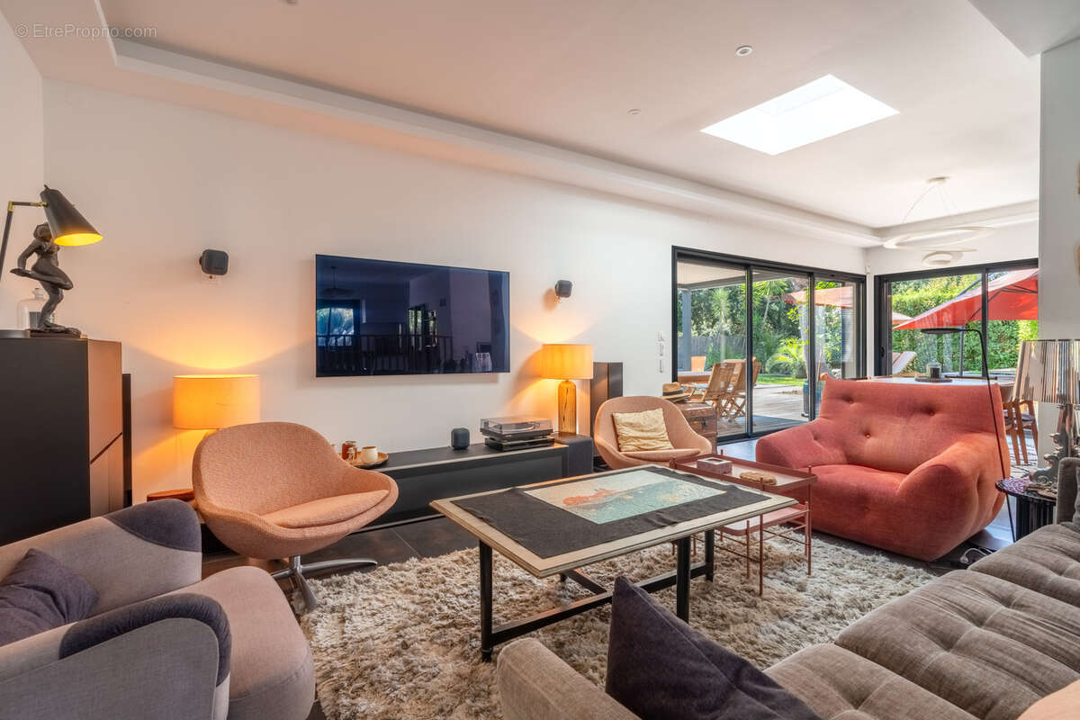 Villa d'architecte : élégance contemporaine et prestations de qualité au cœur d'une résidence privée - photo 6