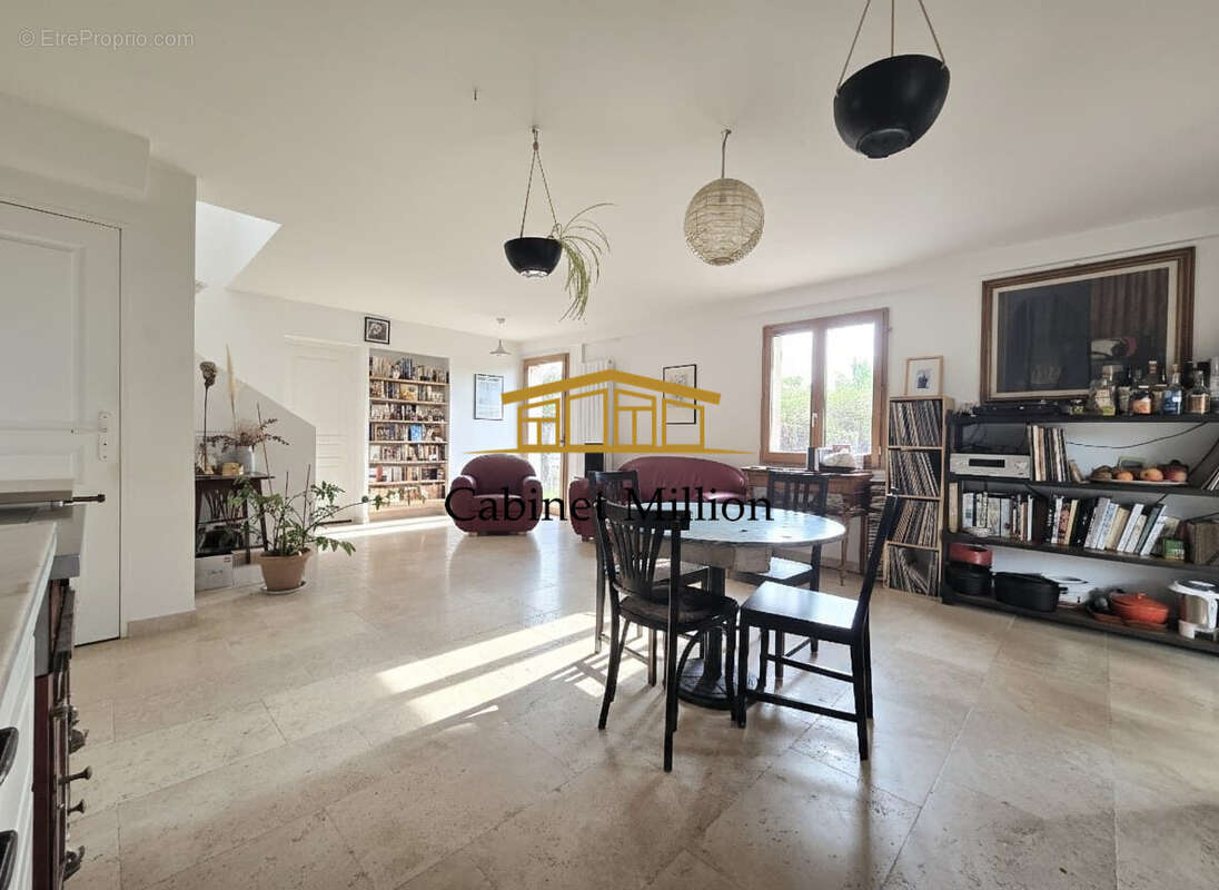 Maison à VIC-LA-GARDIOLE