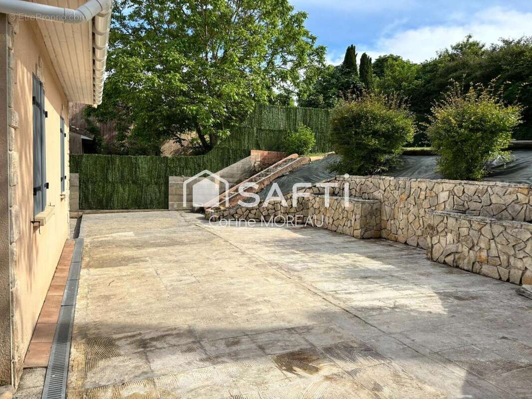 Maison 100 m² à Roullet-Saint-Estephe  - photo 6
