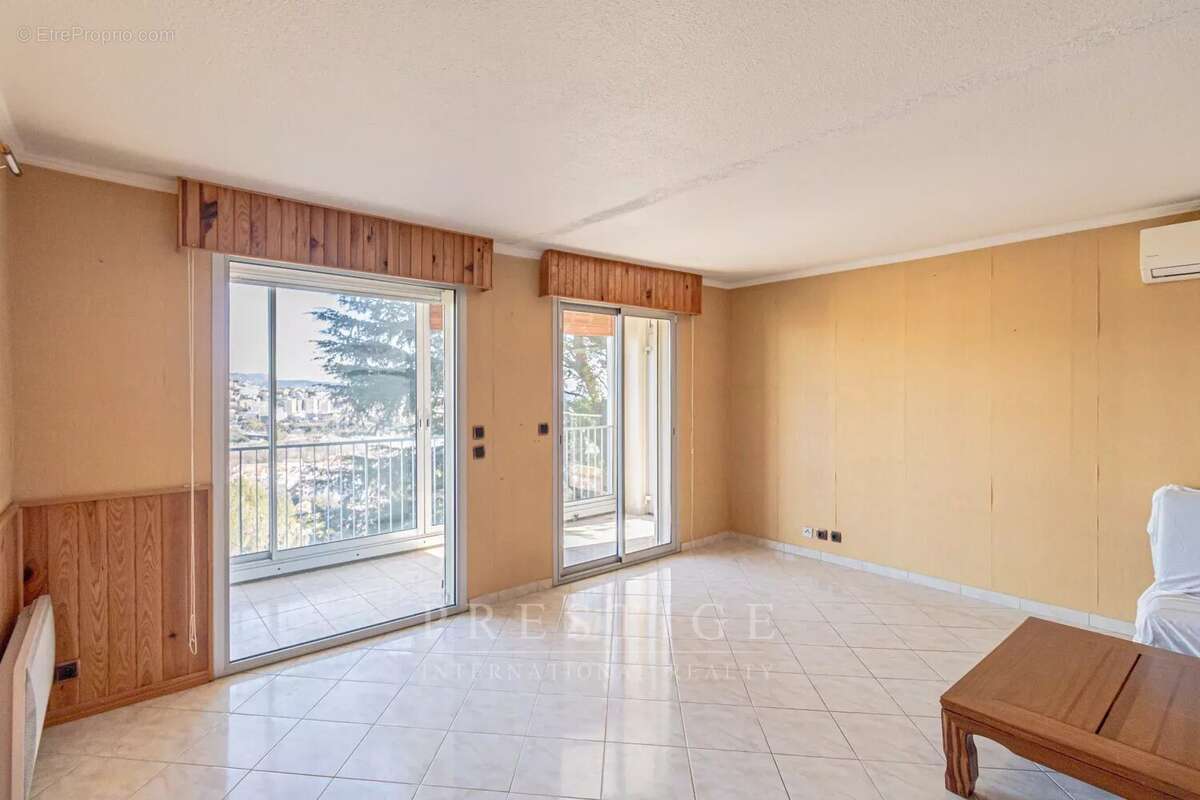 Appartement à SAINT-LAURENT-DU-VAR