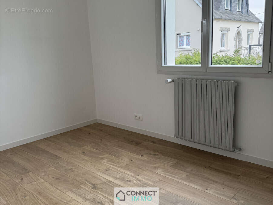 Maison à CHATEAUNEUF-DU-FAOU