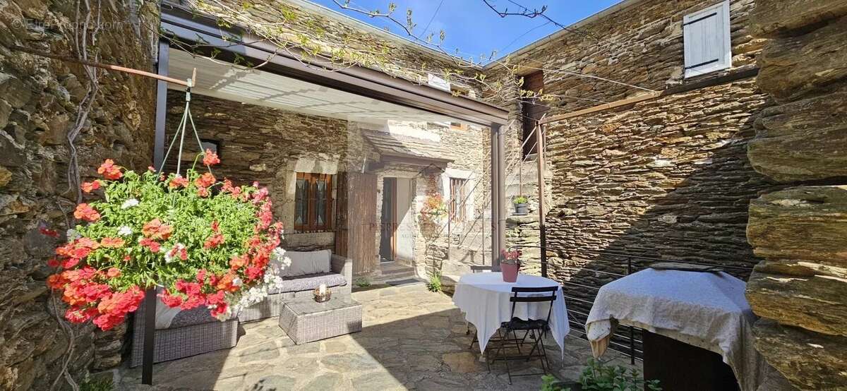 Maison à LE COLLET-DE-DEZE