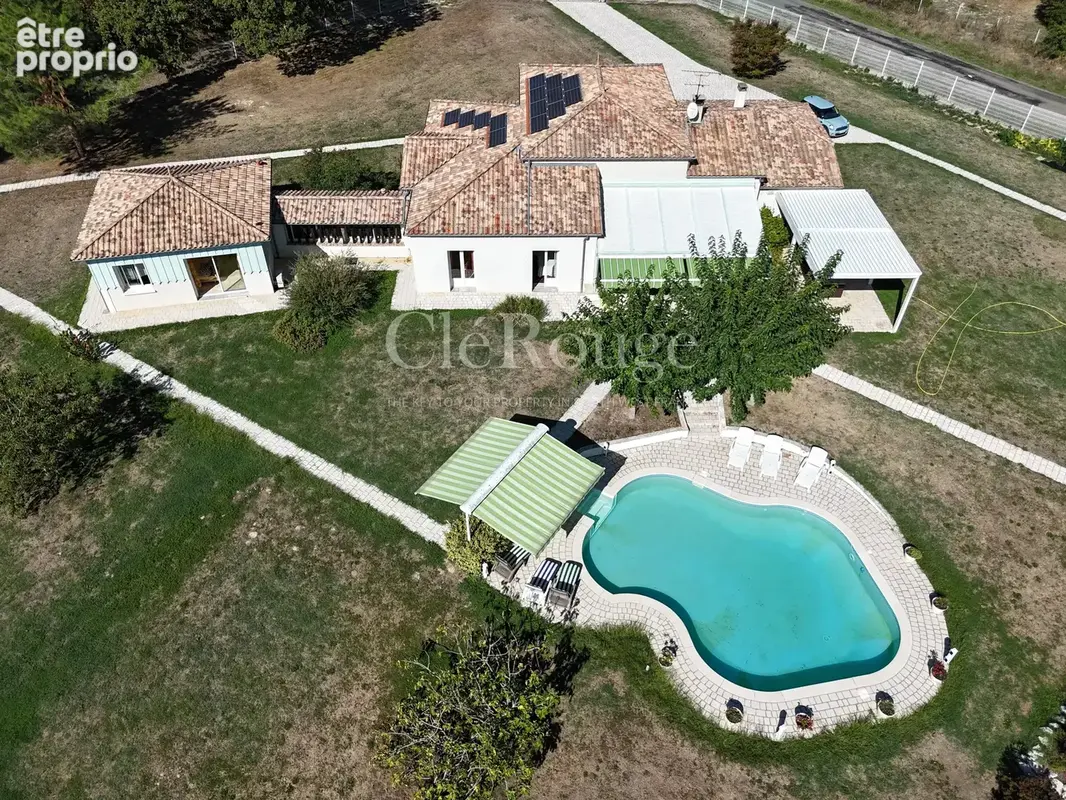 Élégante maison contemporaine avec piscine chauffée, beaux volumes et 5 400 m² de terrain - photo 25