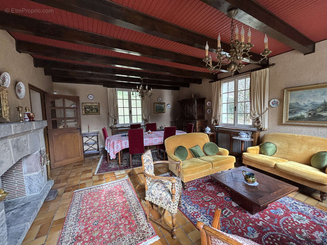 Maison à VIC-SUR-CERE