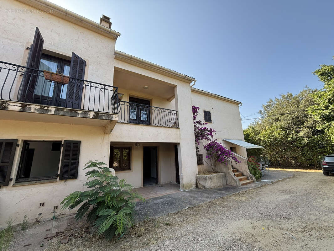 Villa avec plusieurs appartements située dans un quartier calme de Porto Vecchio. - photo 5