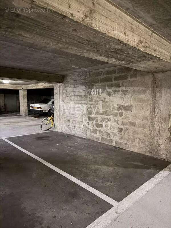 Parking à PARIS-11E