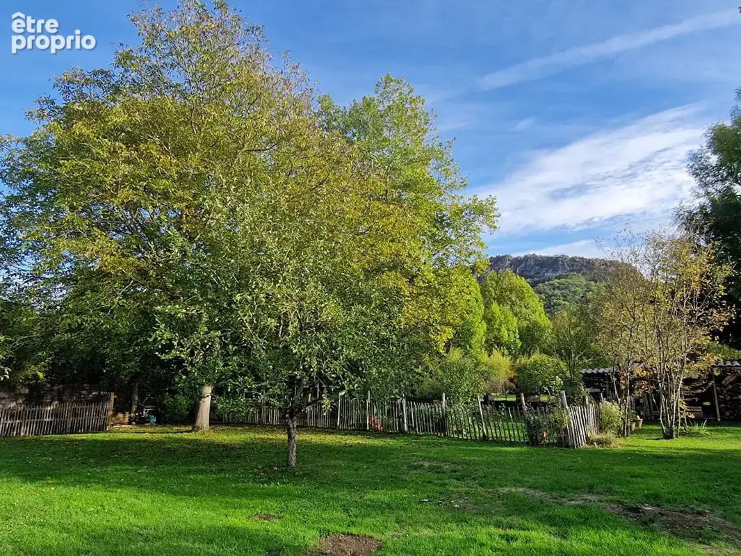 Villa dans village avec commerces , piscine , beau terrain bordé par une rivière - photo 25