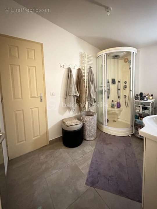 Commerce à NESLES-LA-VALLEE