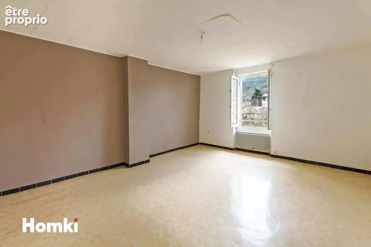 Immeuble de 168m² avec terrain, garages et dépendances sur Saint-Hippolyte-du-Fort - photo 8