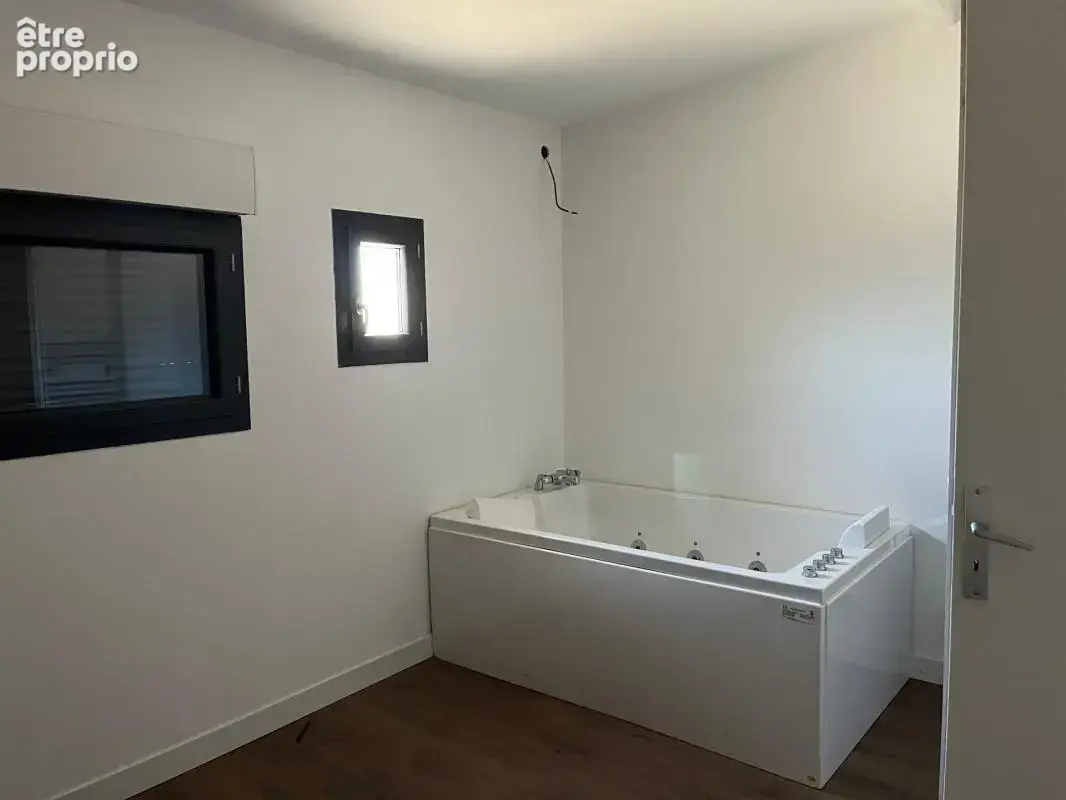 Maison de plain pied 188 m² avec terrain 1680 m² COUTRAS (33) - photo 3